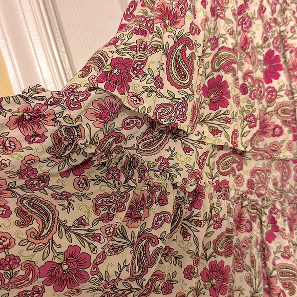 Patrons of peace~ Paisley and floral print with colors of sage and pinks.Size M - Picture 5 of 9